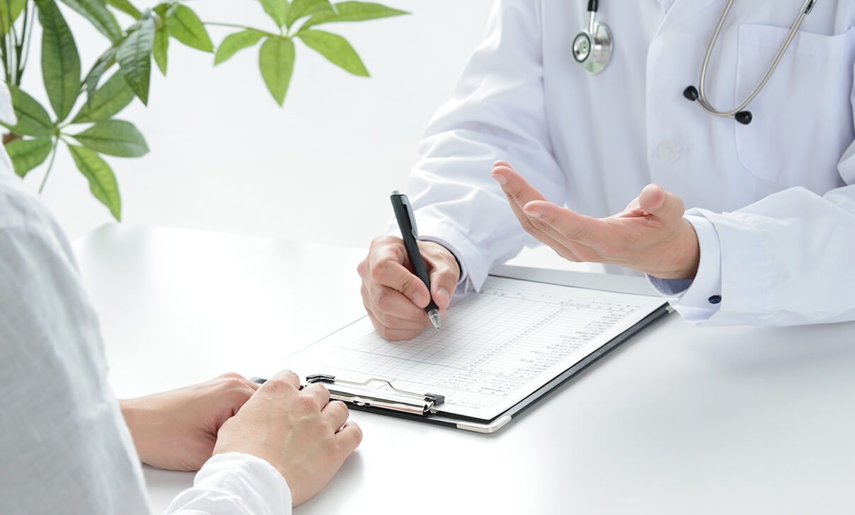 患者の診察を行う医師のイメージ