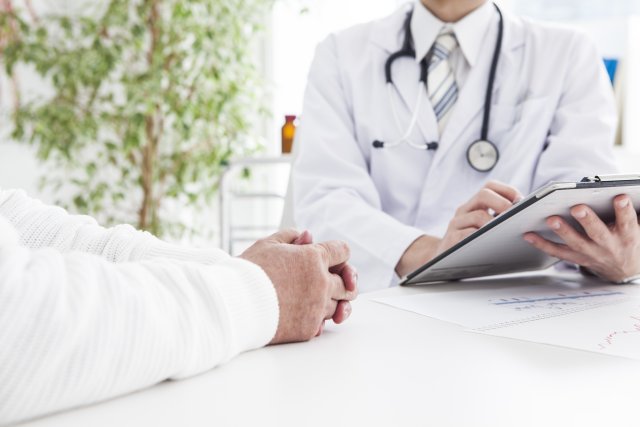 診察を行う医師