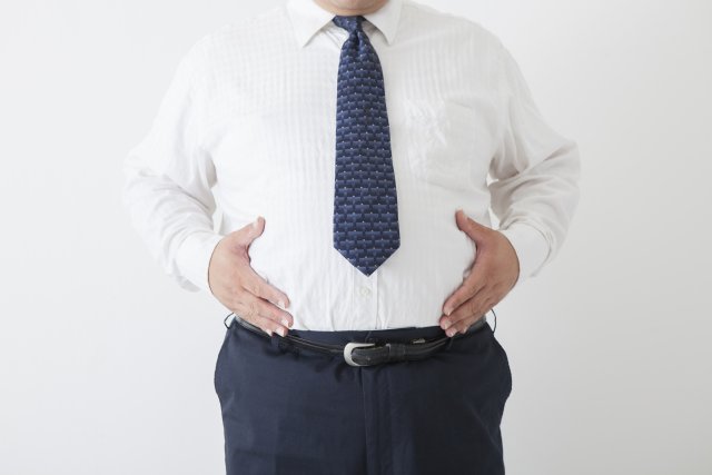 スーツを着た中年男性