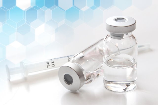 注射器と薬剤を入れた容器