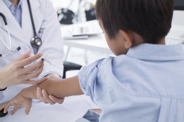 予防接種を受ける子供
